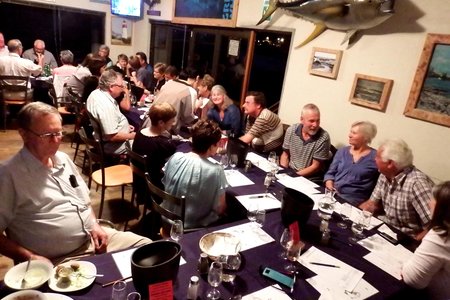 â€˜n Gesellige oomblik tydens Gansbaai Wynproegilde in The Boathouse restaurant in Gansbaai hawe